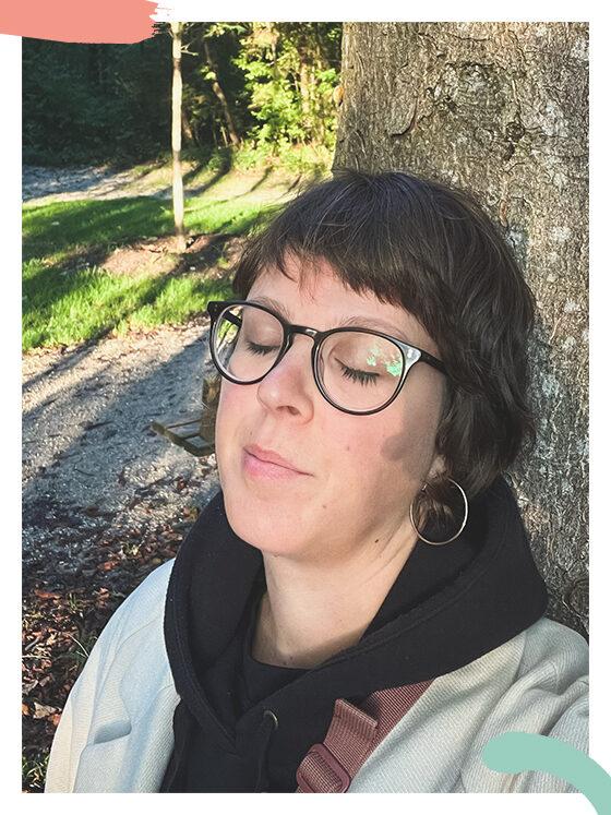 Naturhalt Über mich: Daniela Wagner bei der Meditation am Baumstamm gelehnt