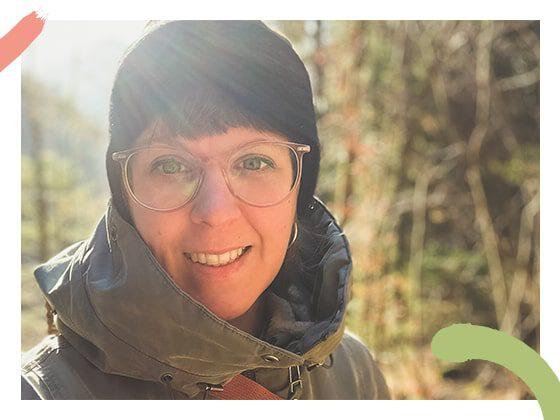 Naturhalt Portrait von Daniela Wagner beim Waldbaden in der Natur