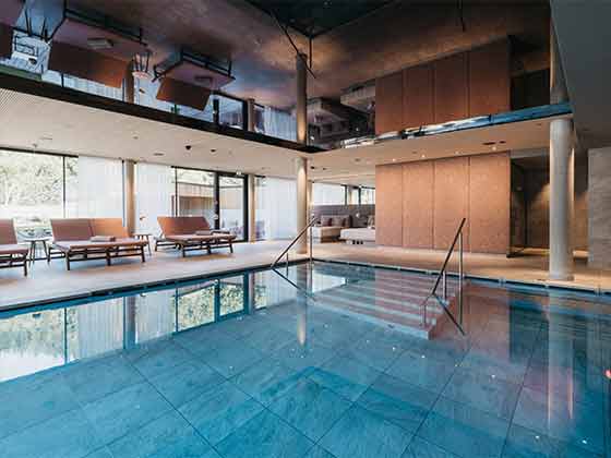 Innenpool des Biohotel Rupertus mit SPA Star Award 2023 im Bereich GREEN Konzept.