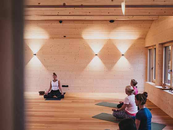 Yoga- und Natur-Retreat im Biohotel Rupertus – Yogaraum mit viel Holz