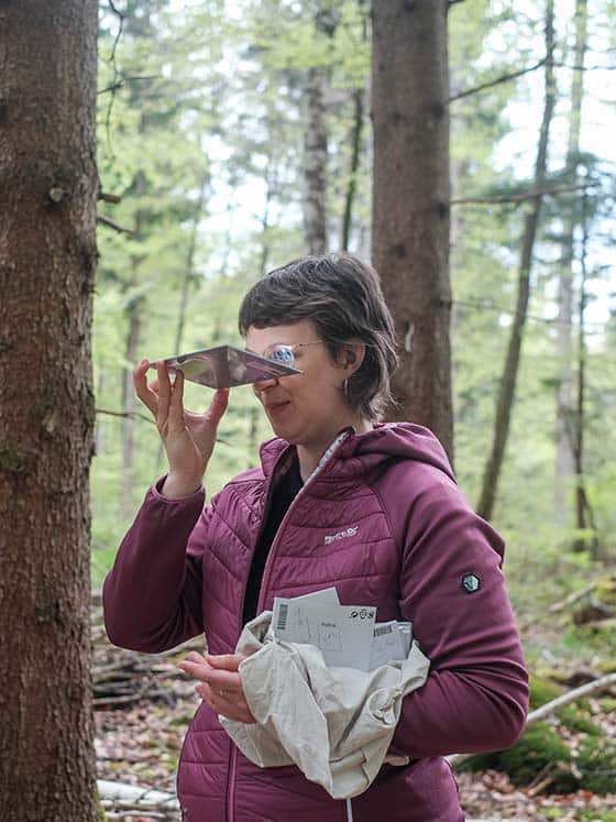 Yoga- und Natur-Retreat Daniela erklärt eine achtsame Naturübung mit Spiegeln