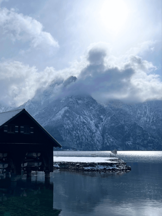 Bildschirmhintergrund für einen achtsamen Jahresausklang: See mit Schnee