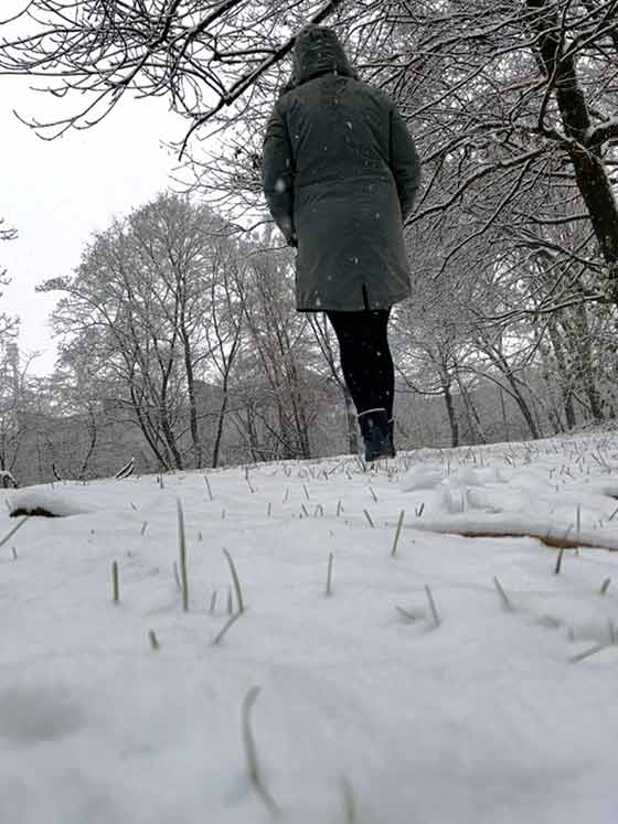Achtsamer Jahresausklang: Anleitung für eine winterliche Gehmeditation – Daniela im Schnee