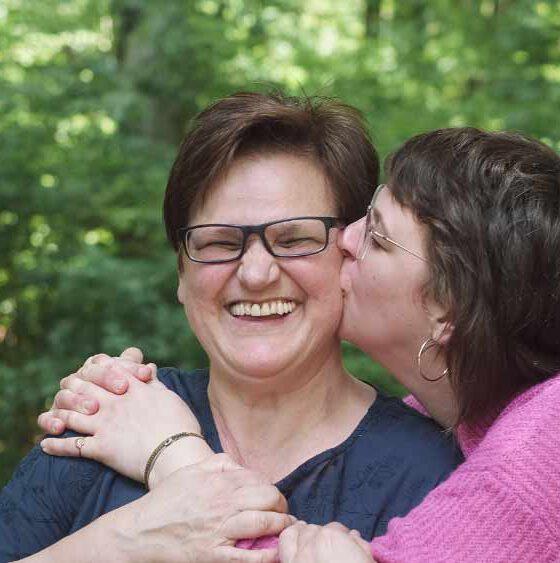 Daniela und ihre Mama für den Waldbade-Termin am 22.09.2024: Dankbarkeit und Selbstliebe in der Natur. Themen-Waldbaden