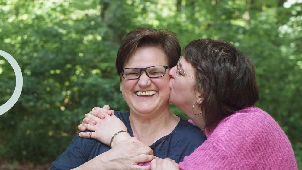 Daniela und ihre Mama für den Waldbade-Termin am 22.09.2024: Dankbarkeit und Selbstliebe in der Natur. Themen-Waldbaden